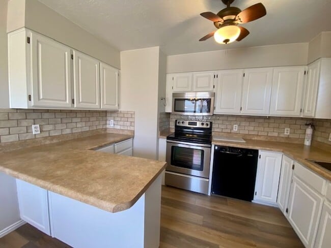 Building Photo - REMODELED TOWNHOME FOR RENT!
