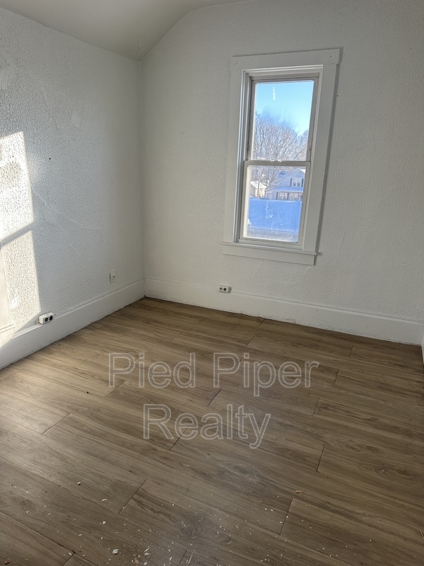 Building Photo - 425 W American St