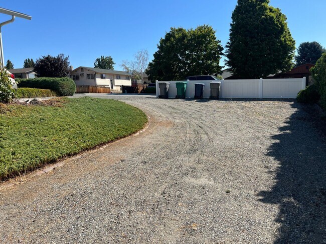 Building Photo - Spacious 3 bed/2 bath home with RV/Boat pa...