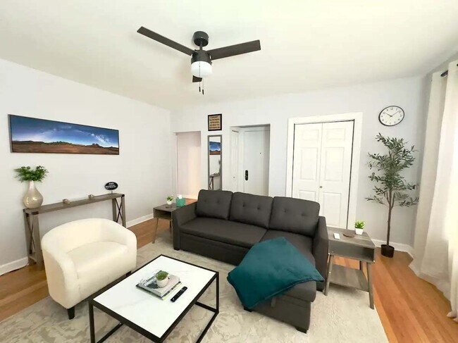 Building Photo - 6439 N Hamilton Ave