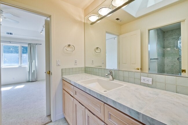 Building Photo - Large 3,767 sqft home on a 10,000 sqft lot- 2 bed located on 1st floor w/ separate entrance - Top...
