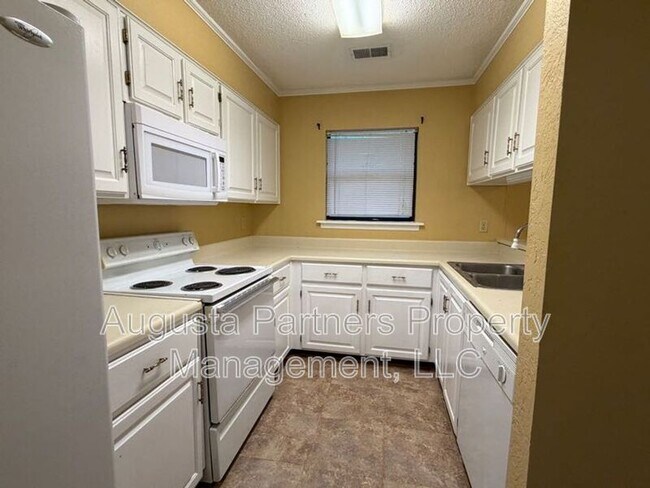 Building Photo - 3148 Vlg W Dr