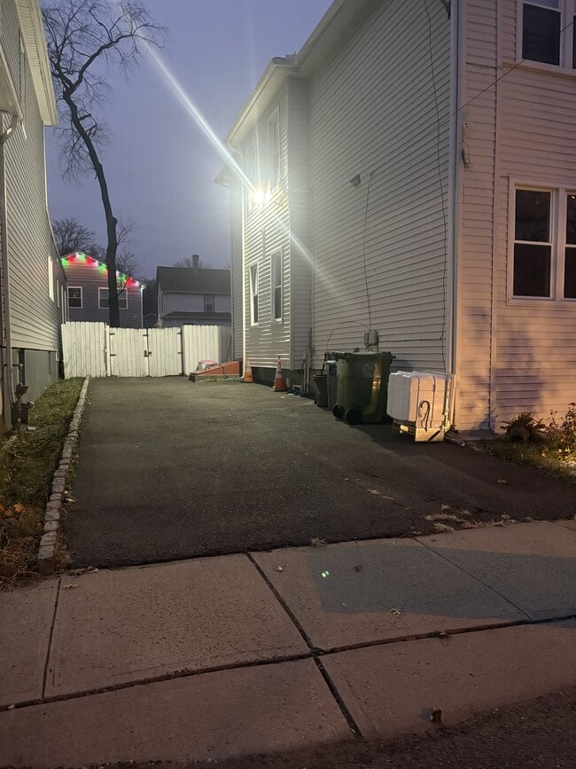 Building Photo - 413 Georges Pl