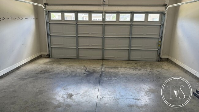 Building Photo - RATE DROP ALERT (was $2600/month) and MOVE IN SPECIAL: $1000 OFF 1ST MONTH'S RENT!**