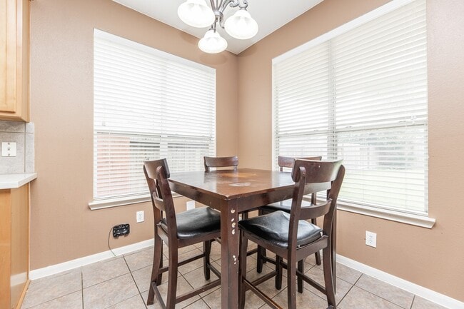 Building Photo - 6451 Applewood Forest Dr