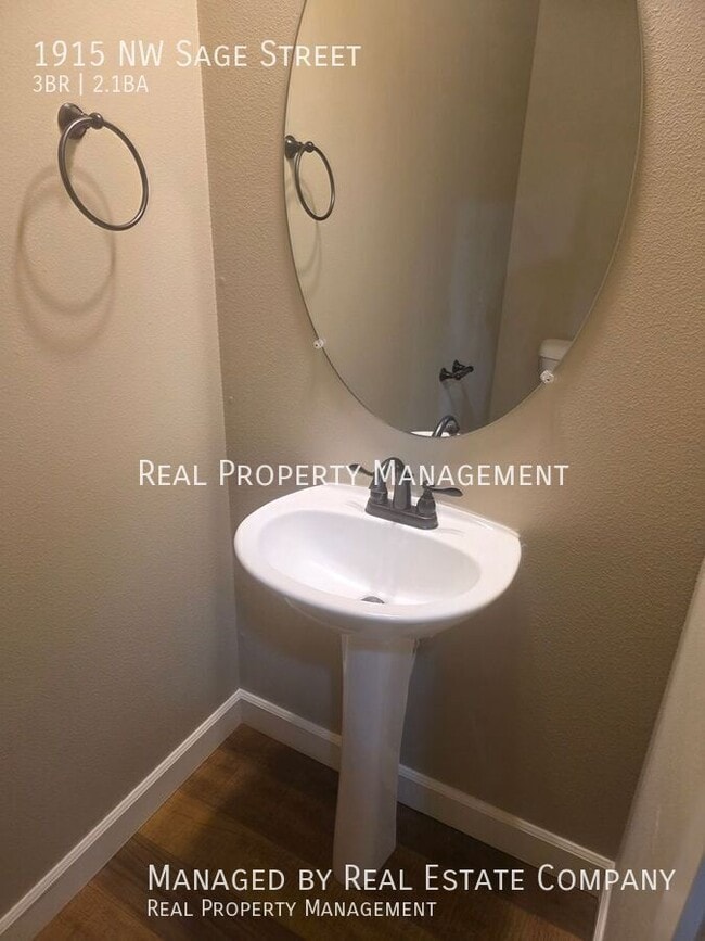 Building Photo - 1915 NW Sage St