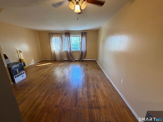 Building Photo - 11 Camelot Dr