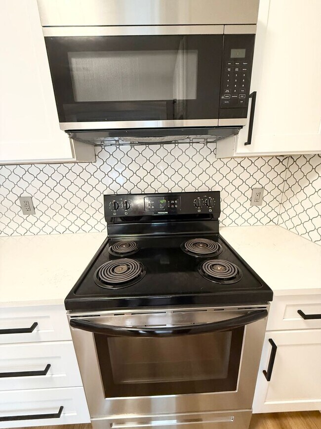 Building Photo - Meridian Apartments Your Gateway to Everything in Hampton Roads