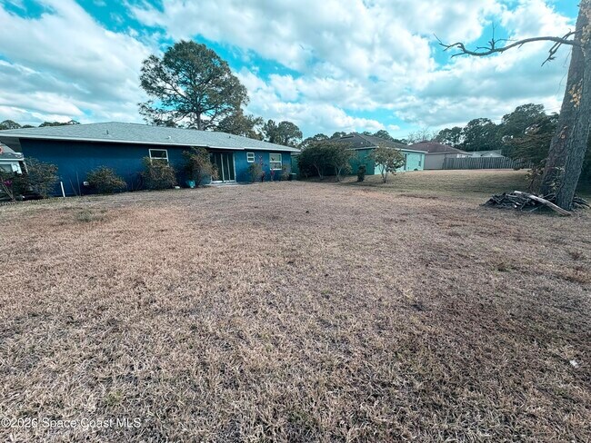 Building Photo - 830 Hartley Ave SW