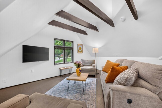 Building Photo - 3625 Woodside Dr
