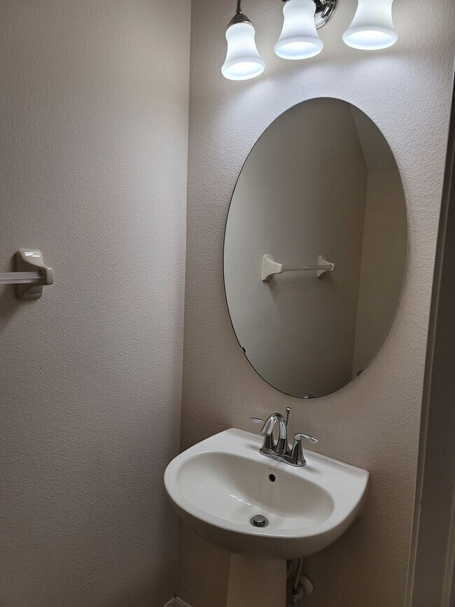 Building Photo - Beautiful Townhome in the Heart of New Tampa!