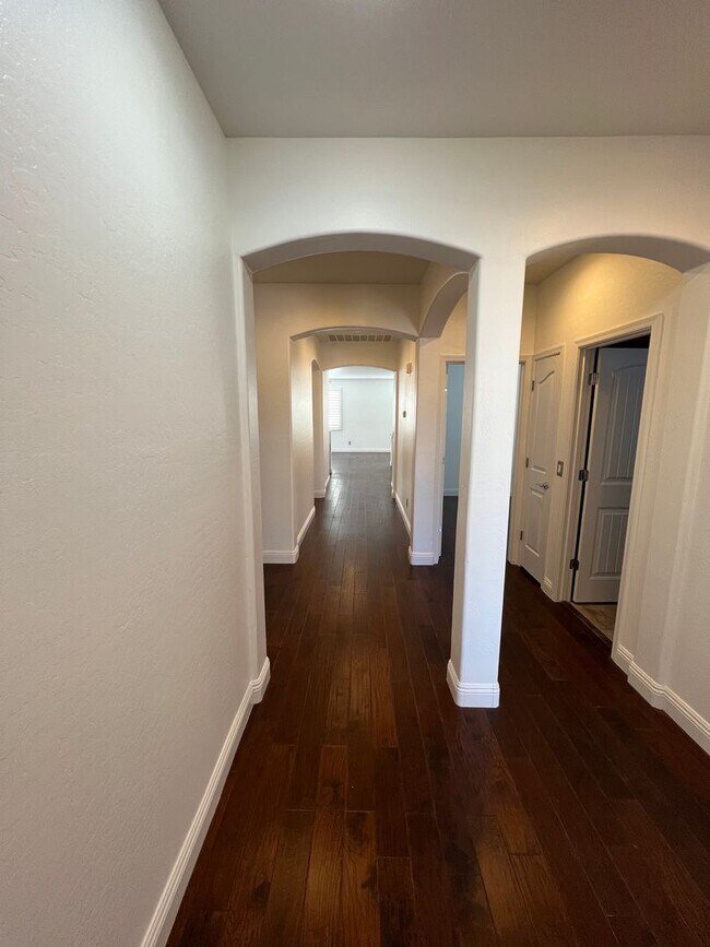 Building Photo - AVAILABLE NOW IN SEVILLE, GILBERT!!!