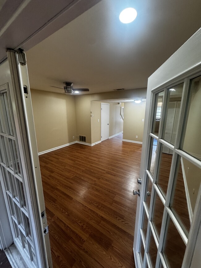 Building Photo - 127 Eaglewood Way