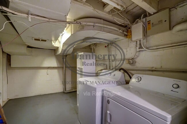 Building Photo - 1017 Searles Rd