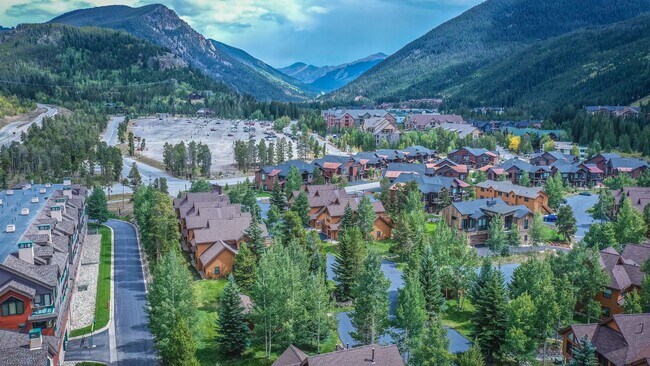 Building Photo - Evolve Real Estate: 3-6 Mos Lease Only Large Fully Furnished Condo Walking Distance to Keystone V...