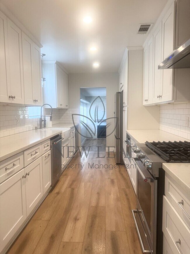 Building Photo - Stunning Claremont Home