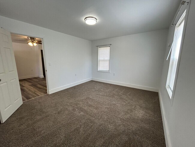 Building Photo - 3 Bedroom 1 Bath Beautiful House with Fenced Yard & Garage