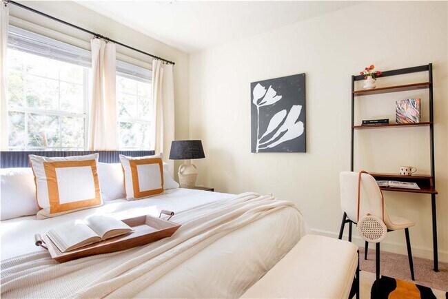 Building Photo - 1402 Markan Dr NE