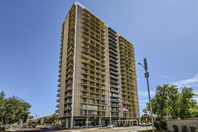 Building Photo - 207 W Clarendon Ave