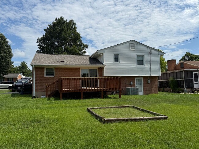 Building Photo - 2846 Envoy Dr