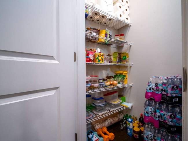 Building Photo - "Exquisite  2-Bed Townhouse with 2.5 Baths in Prime Charlotte Location – 1,531 Sq Ft of Comfort!"