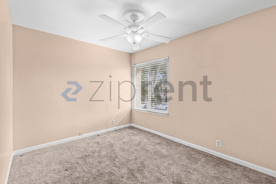 Building Photo - Unit Row 3