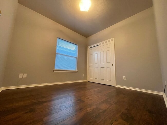 Building Photo - 3/2 Duplex with Garage