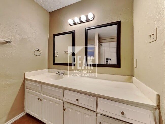 Building Photo - $2000! Large 4 Bed 2 Bath in ARLINGTON! TOUR NOW, 2 Year lease minimum!