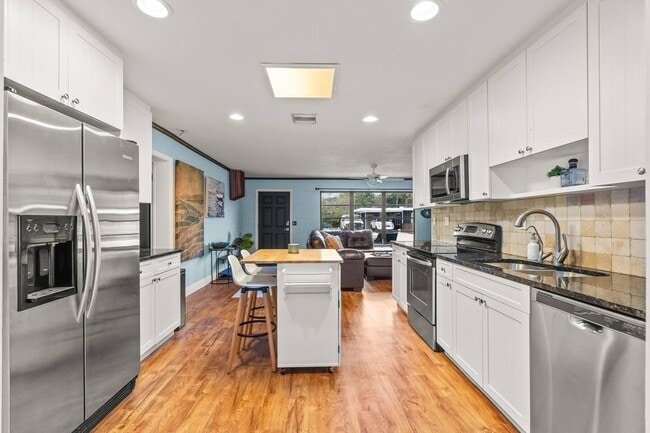 Building Photo - 1880 Kathy Ln