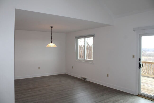 Building Photo - 2 Bedroom Townhome with Attached Garage