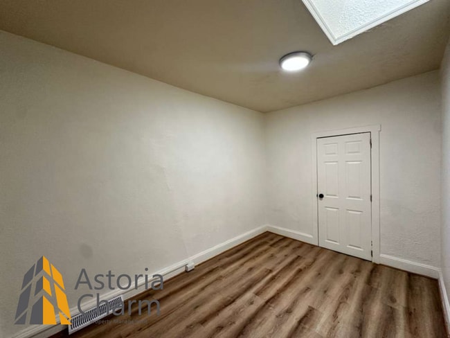 Building Photo - Flexible 4 Bedroom Layout with Fenced Backyard