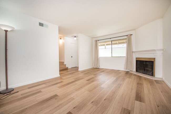 Building Photo - Remodeled Townhome