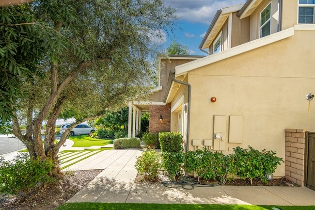 Building Photo - Exceptional Remodeled & Professionally Fur...