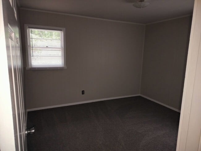 Building Photo - Move in today!
