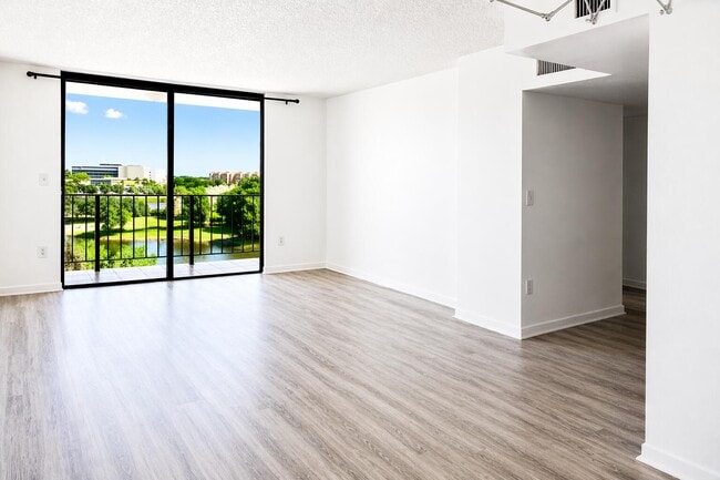 Building Photo - 9682 Fontainebleau Blvd