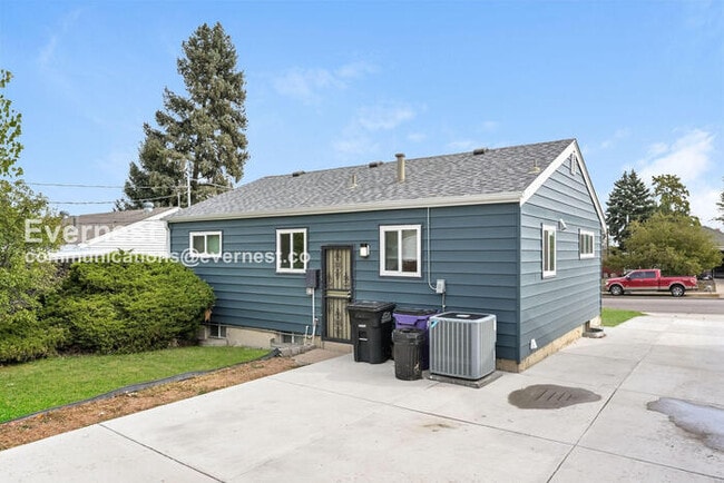 Building Photo - 1561 S Zuni St