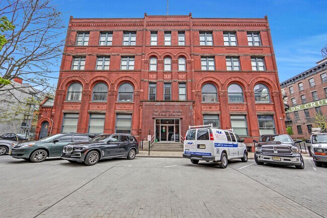 Building Photo - 167 Wayne St