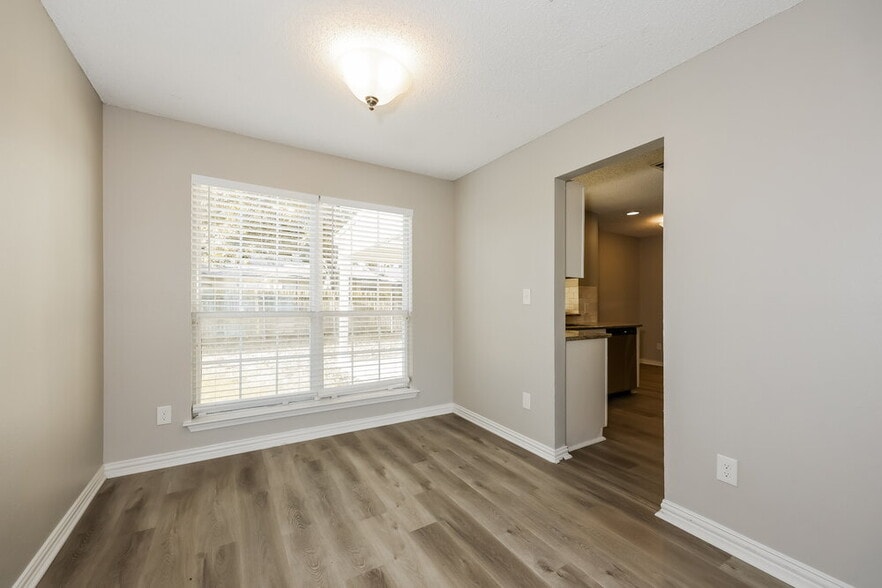 Building Photo - 930 Danforth Pl