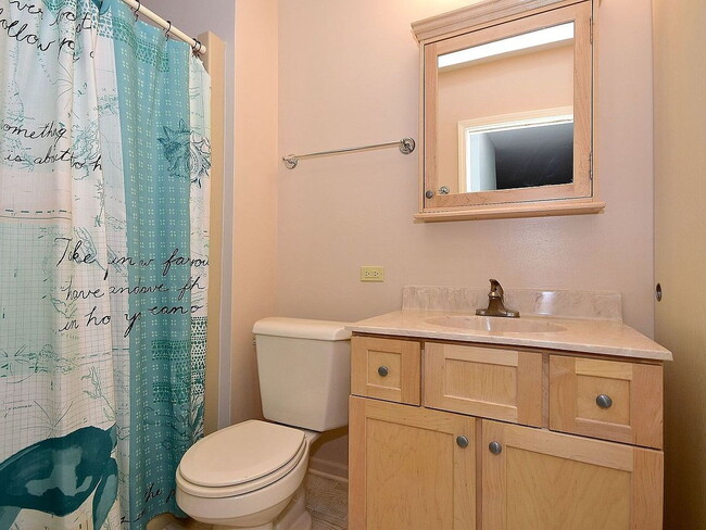 Building Photo - "Charming 2-Bedroom Oasis with 2 Full Bath...