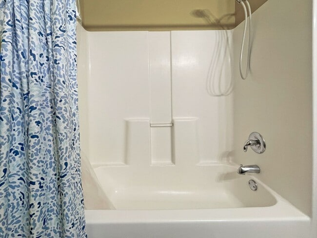 Building Photo - Spacious End Unit Townhome with Fireplace and Vaulted Ceilings is Pet Friendly!