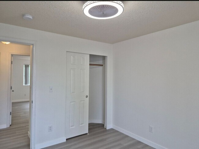 Building Photo - 3 bedroom - Move In Ready !!