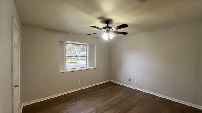 Building Photo - 1806 Cedar Dr