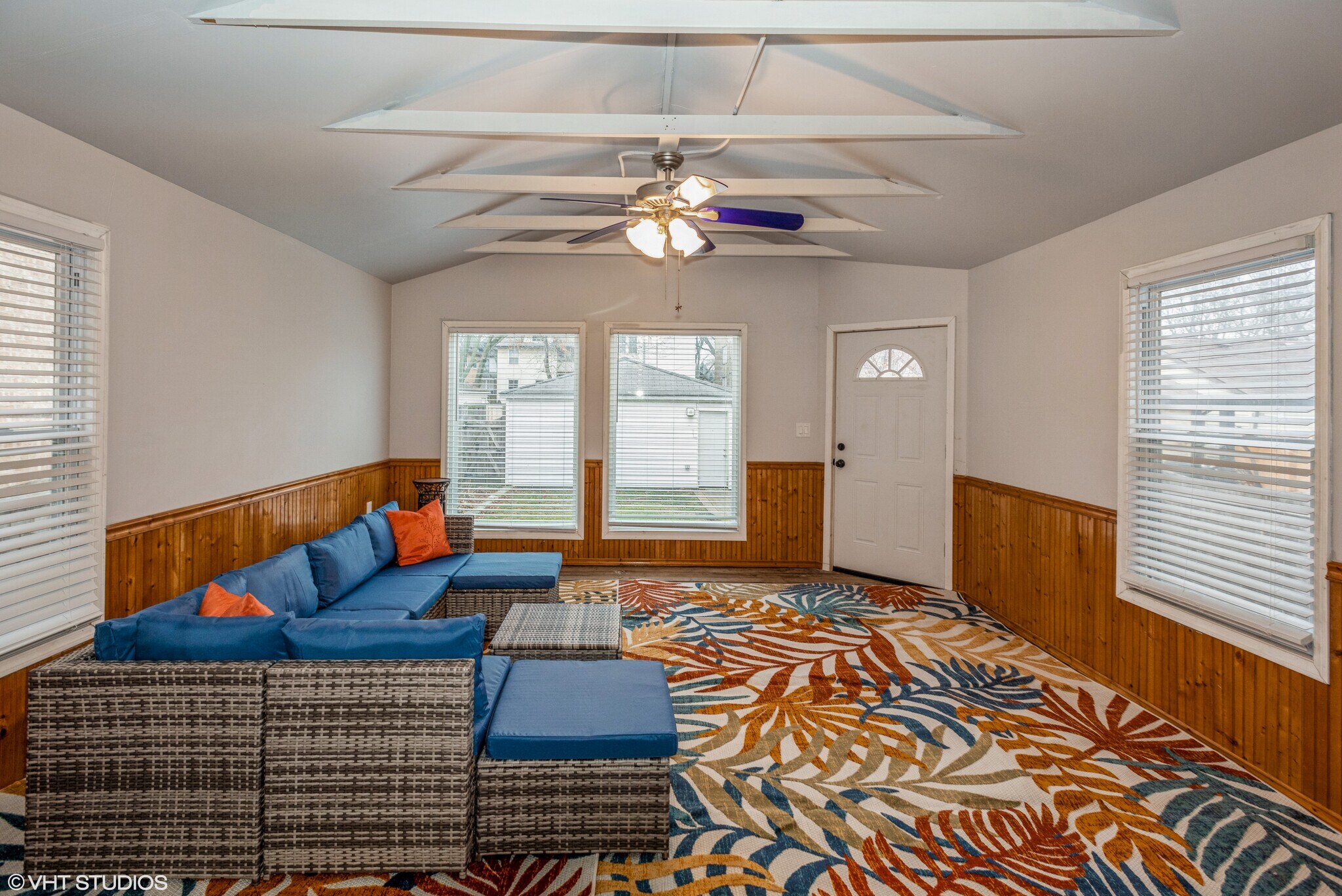 Common are 3-seasons room which is directly off back door of this unit - 6320 N Paulina St