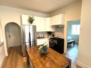 Building Photo - 4 Bed 2 Bath in Echo Park with Back Patio