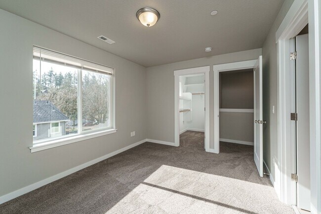 Building Photo - Move In Ready 3 Bedroom 2.5 Bathroom - Convenient Camas Location