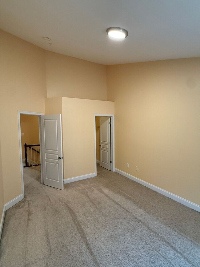 Building Photo - ACT FAST! 4 Bedroom Townhome in Desirable Gateway Overlook Community!