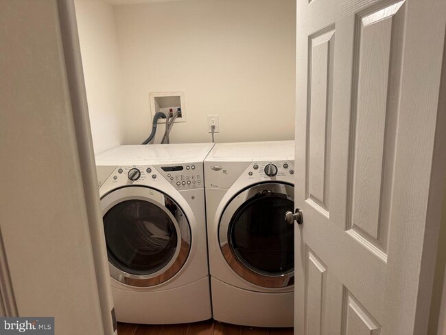 Building Photo - 3902 Hadley Square W