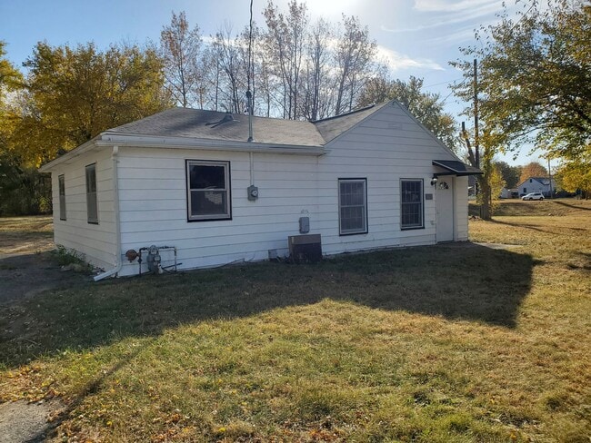 Building Photo - For Rent- Beautiful home in Evansdale! Pets Ok!