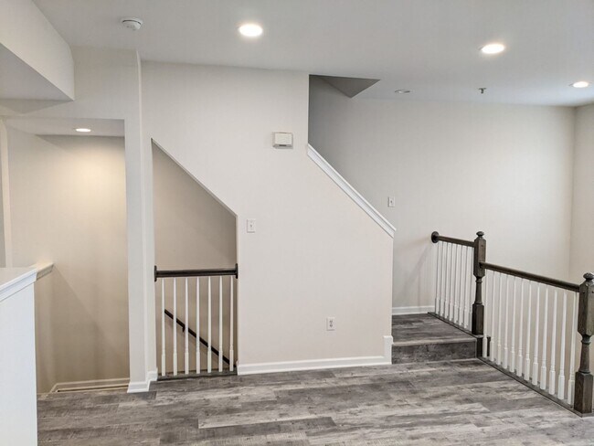Building Photo - Completely Renovated Townhouse in convenie...