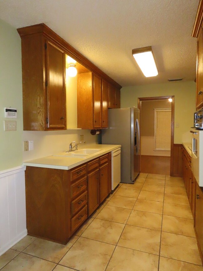 Building Photo - South Tyler! Spacious 3 Bedroom, 2 Bath